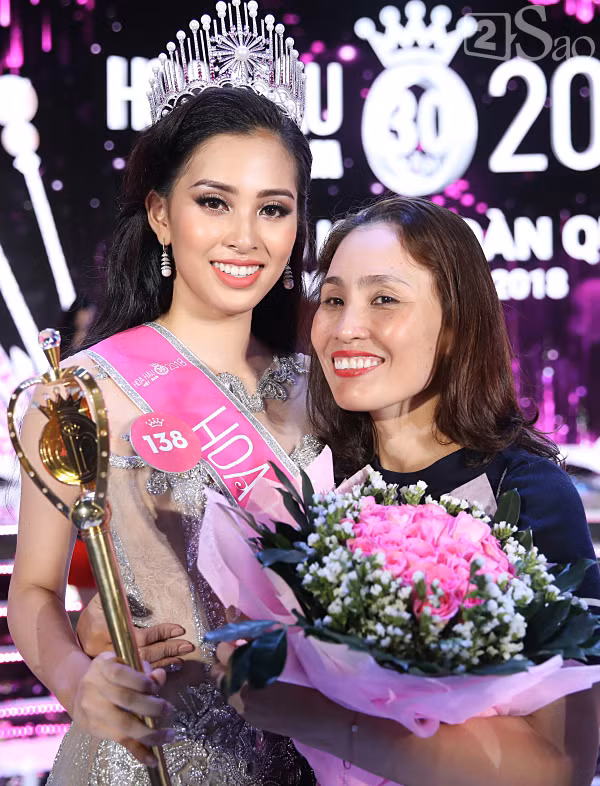 Mẹ Hoa hậu Tiểu Vy chụp ảnh cùng con gái trong khoảnh khắc trọng đại. Cách đây 5 năm, khi con gái giành vương miện, chị đã hạnh phúc và tự hào nói: "Nhiều người nói con gái giống mẹ. Tôi không biết đúng không nhưng nghe vậy đều thấy rất vui". Chị cho biết thêm, Tiểu Vy là con cả trong gia đình, sống xa nhà 2 năm.