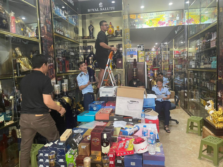 Thu giữ số lượng lớn rượu ngoại, xì gà, thuốc lá vi phạm ảnh 2