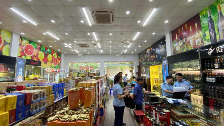Thu giữ số lượng lớn rượu ngoại, xì gà, thuốc lá vi phạm ảnh 1