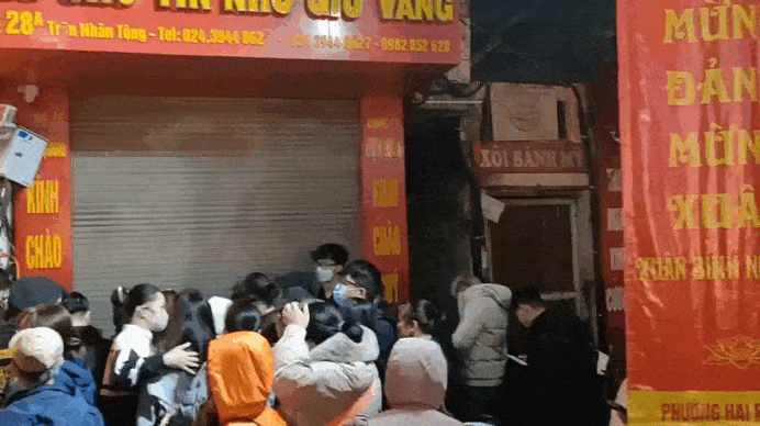 Người dân đội mưa cả đêm để kịp 'săn' vàng ngày vía Thần Tài