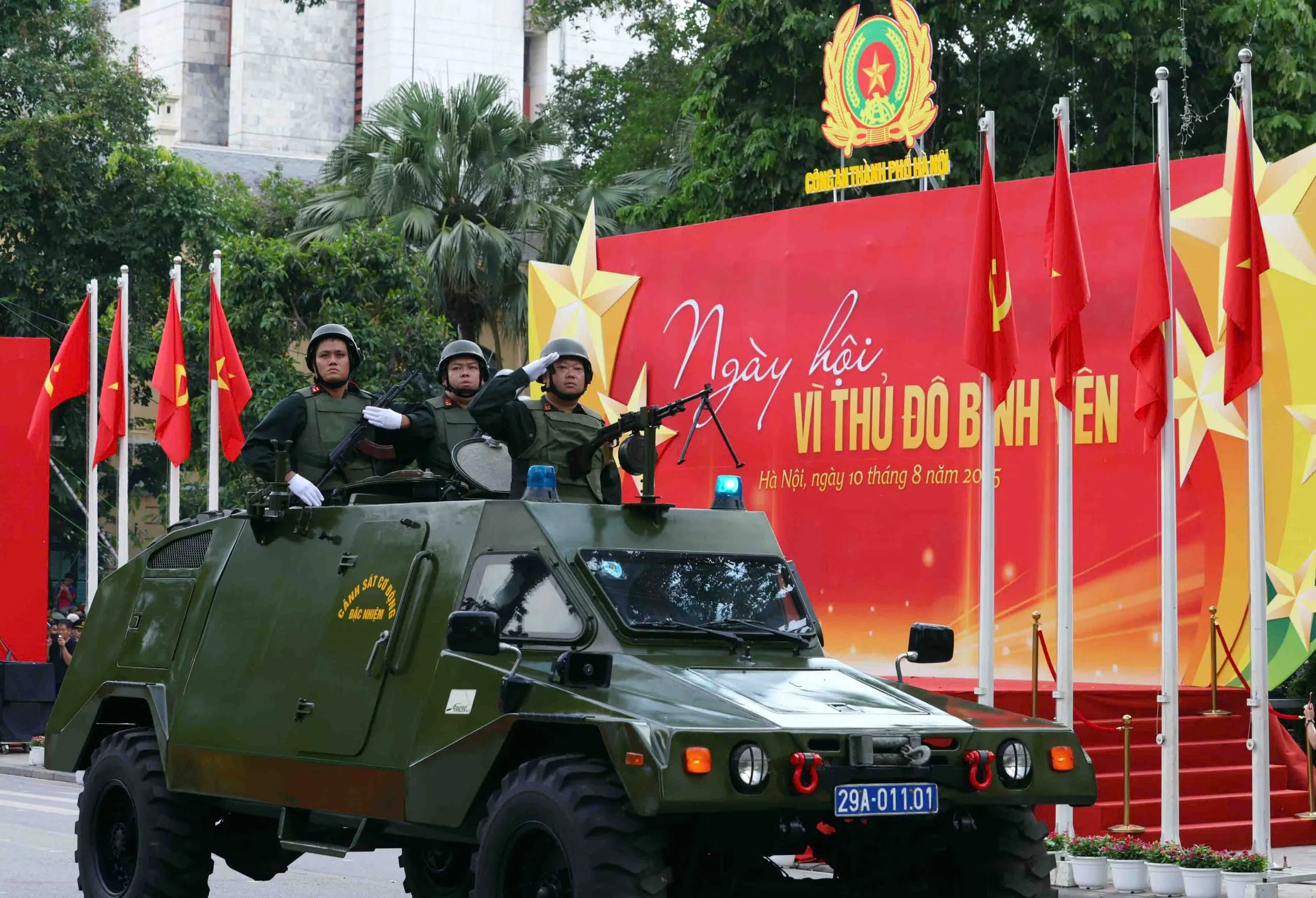 Mãn nhãn lễ duyệt đội ngũ, diễu hành quần chúng của Công an Hà Nội