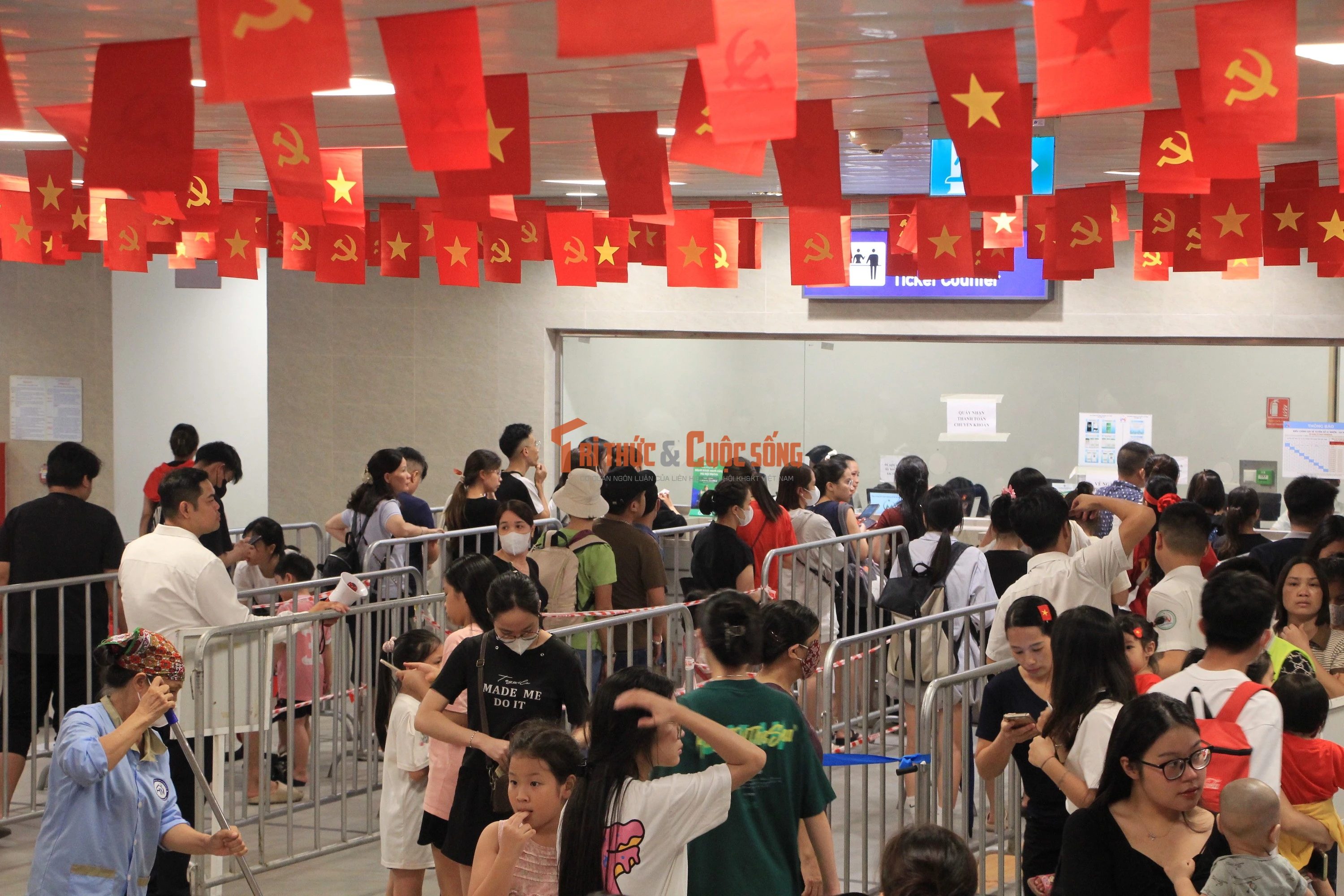 Ga đường sắt trên cao lập rào, phân luồng bán vé... tránh ùn tắc 