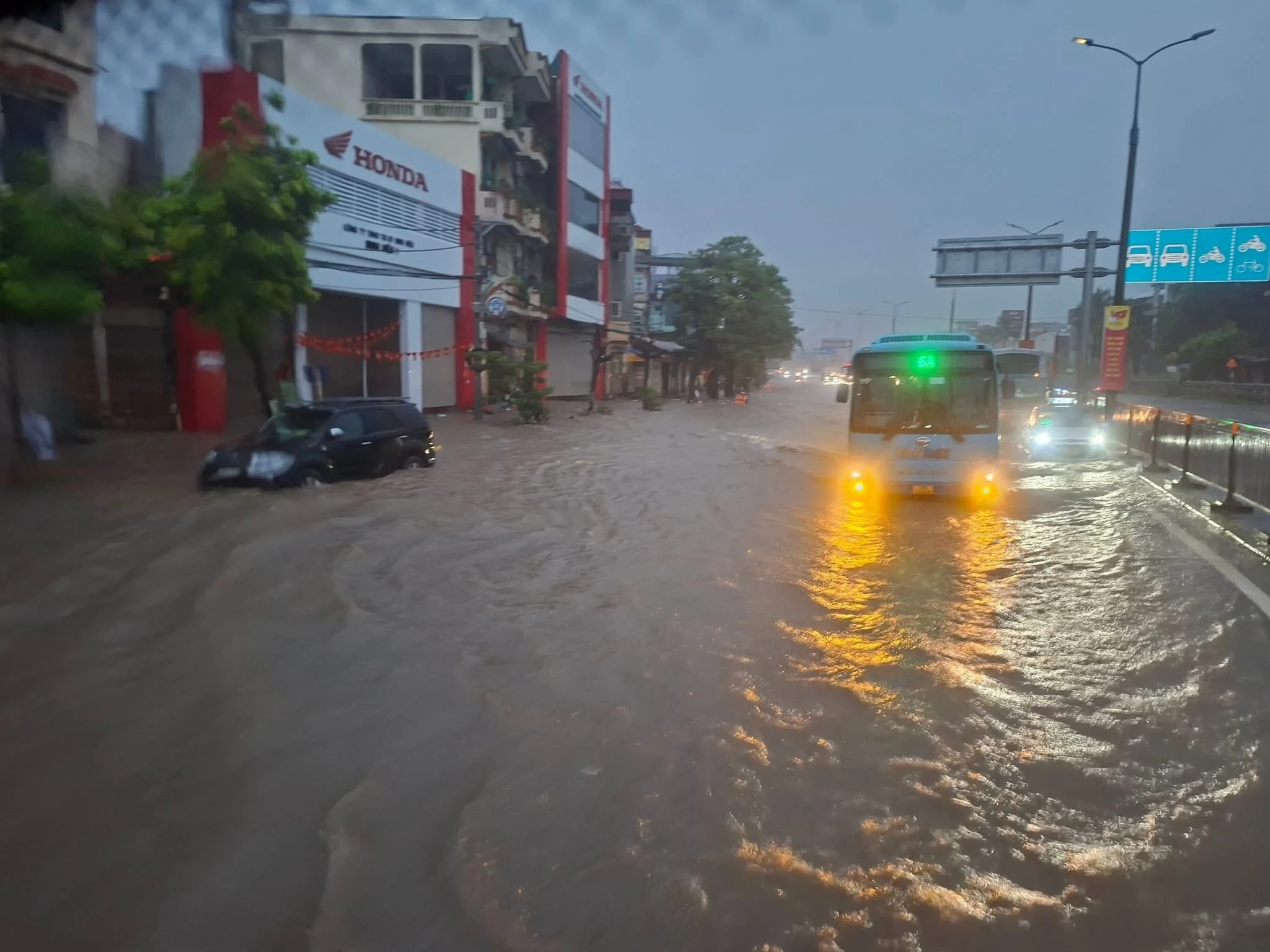 Mưa lớn trắng trời, đường sá Hà Nội ngập sâu, giao thông hỗn loạn