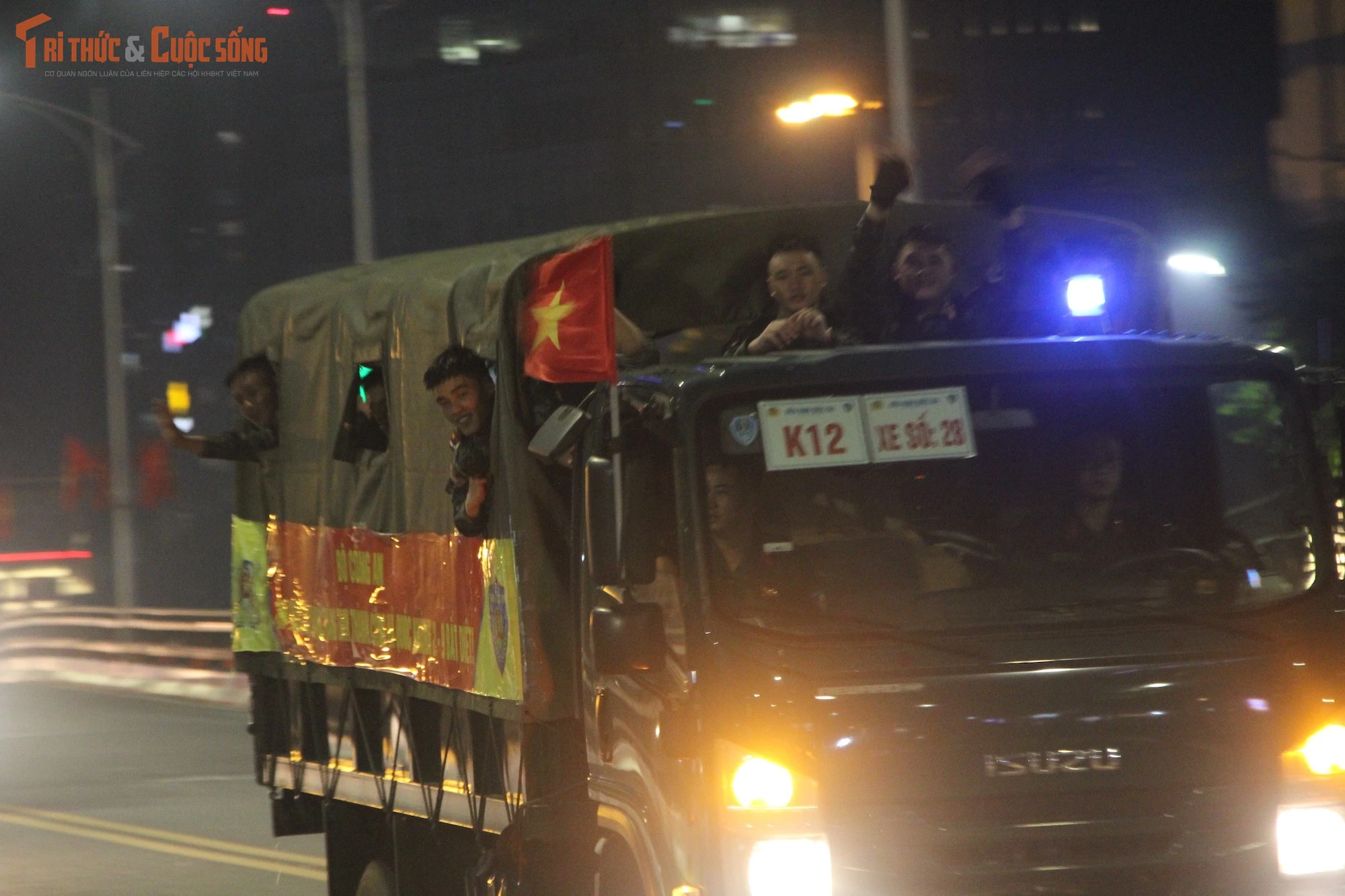 Những cánh tay vẫy chào, nụ cười trong đêm sau sơ duyệt diễu binh