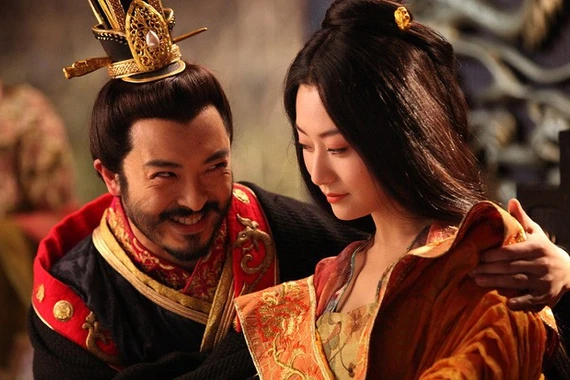 Hoàng đế 'săn' mỹ nhân khắp nơi, quả phụ cũng không tha