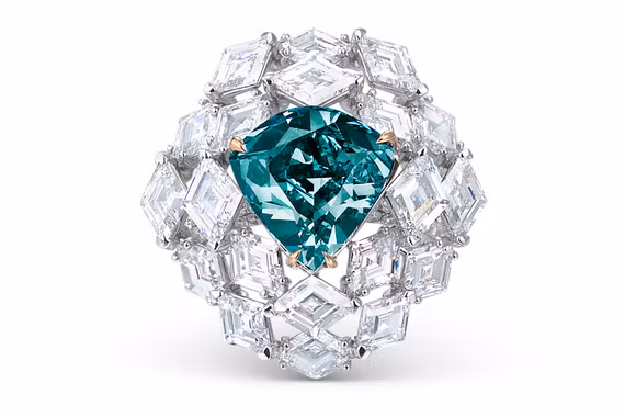 Viên kim cương xanh 5,5 carat quý hiếm được bán giá khủng