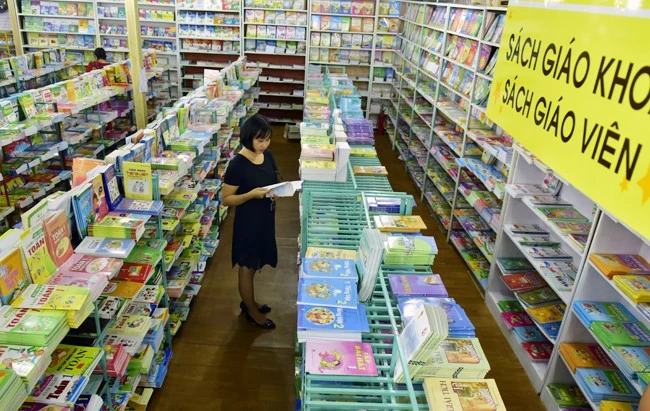 Quay lại với một bộ sách giáo khoa duy nhất là đi ngược sự phát triển của giáo dục