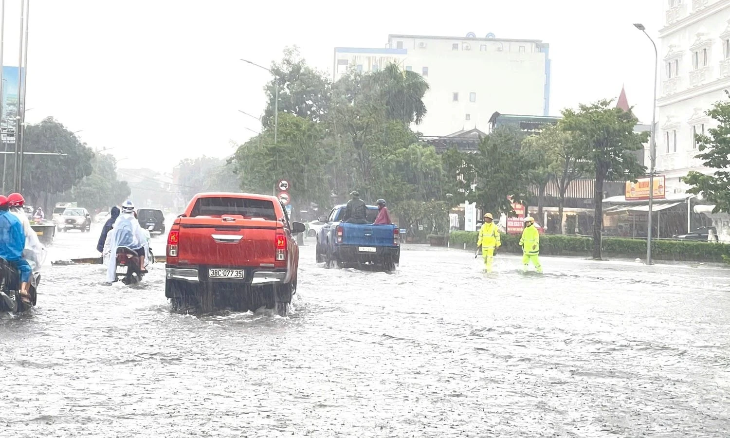 Nghệ An mưa trắng trời trước giờ bão số 10 Bualoi áp sát Biển đông