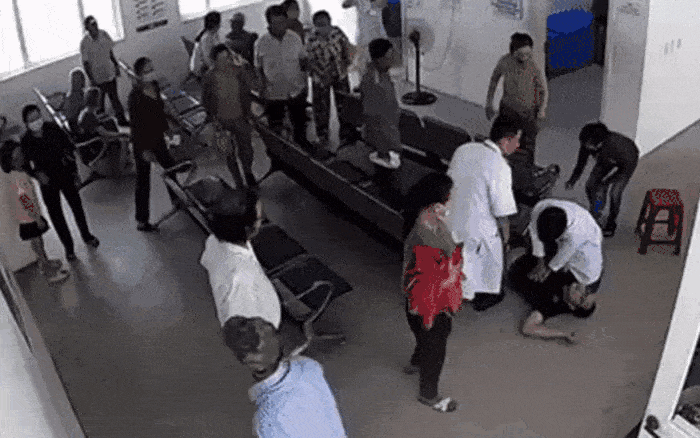 Nghẹt thở giây phút bác sĩ cứu sống người bị ngừng tim khi chờ khám bệnh