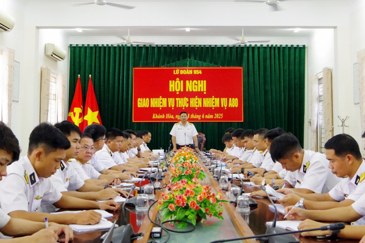 Đại tá Vương Đăng Nam, Lữ đoàn trưởng Lữ đoàn Không quân Hải quân 954, cho biết, từ đầu tháng 7, đơn vị đã triển khai huấn luyện với phương châm “Khẩn trương, nghiêm túc, an toàn”.
