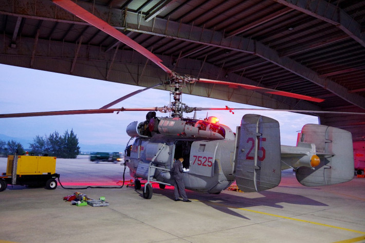 Những chiếc Ka-28, DHC-6, EC225 lần lượt lăn bánh ra đường băng, động cơ rền vang, mở đầu cho ngày huấn luyện mới.
