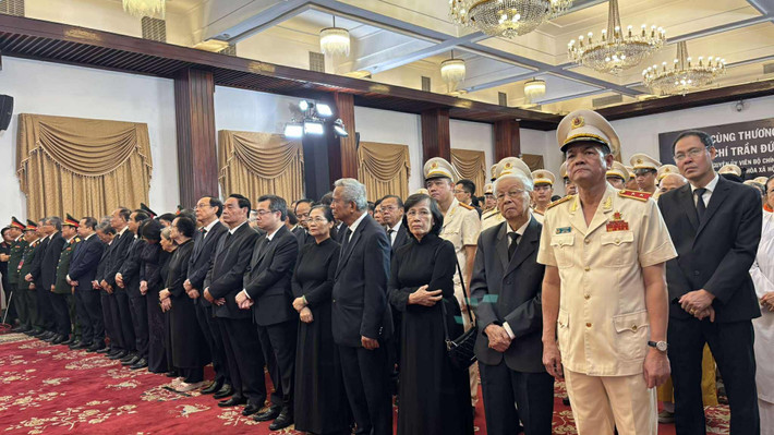 Các đồng chí lãnh đạo, đại biểu tham dự lễ viếng tại Hội trường Thống Nhất, TP HCM.
