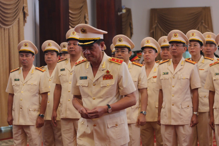 Đoàn Công an TP HCM tưởng niệm nguyên Chủ tịch nước Trần Đức Lương.