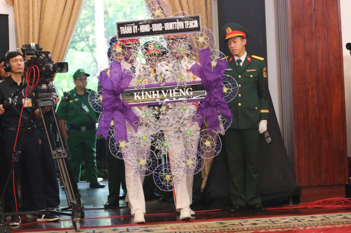 Sáng 24/5, lễ viếng nguyên Chủ tịch nước Trần Đức Lương đã diễn ra trong không khí trang nghiêm, xúc động tại Hội trường Thống Nhất (số 135 Nam Kỳ Khởi Nghĩa, Quận 1, TP HCM) điểm cầu tổ chức lễ tang cấp Nhà nước.