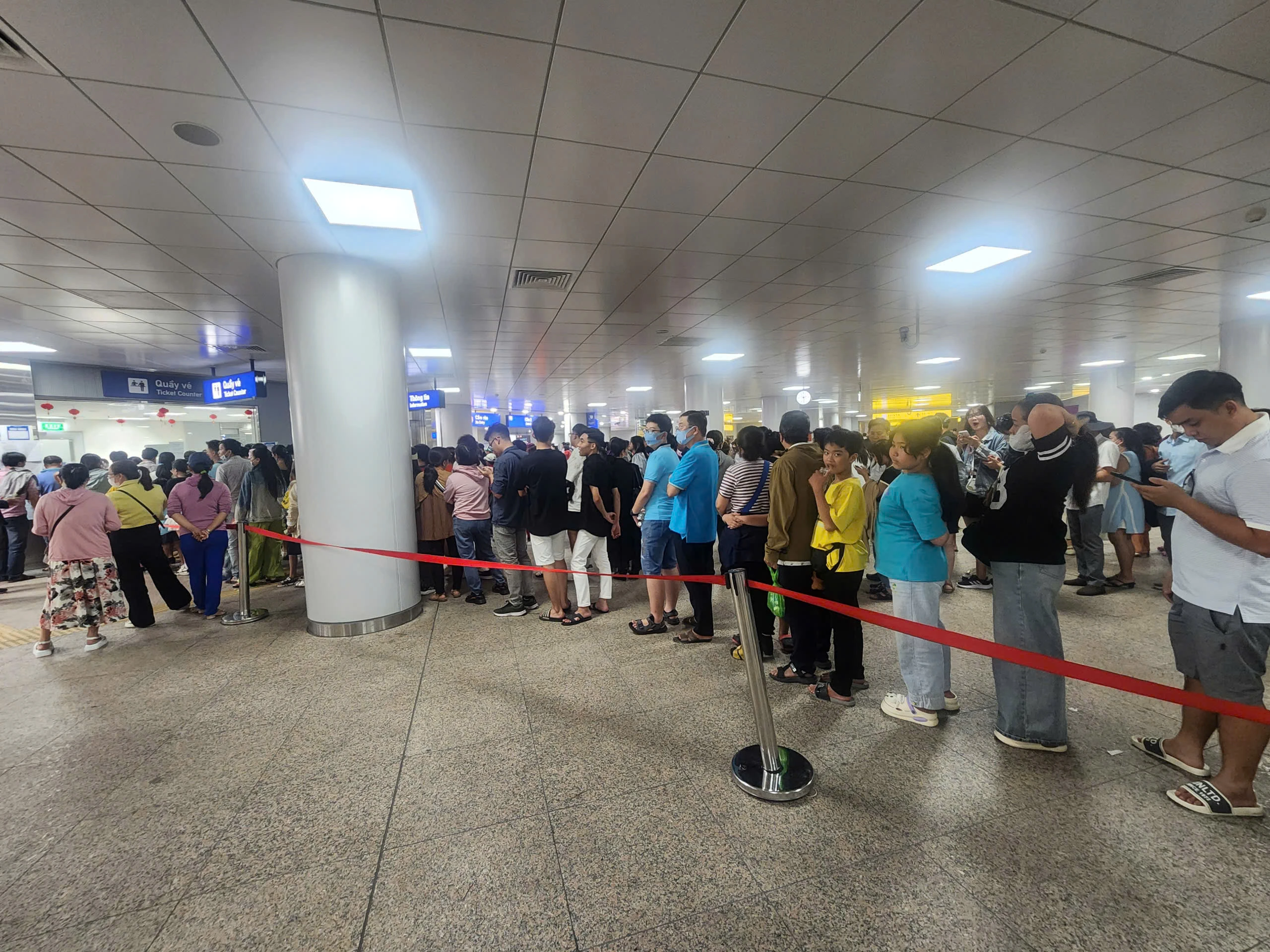 TP HCM: Người dân xếp hàng dài chờ mua vé đi Metro