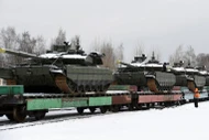 Các xe tăng chiến đấu chủ lực T-90M Proryv mới sản xuất được xếp lên các toa tàu phẳng tại cơ sở Nizhny Tagil của Uralvagonzavod, trên đường bàn giao cho các đơn vị Lục quân Nga, tháng 12/2025. Lô bàn giao này nhấn mạnh việc Nga vẫn duy trì sản xuất xe bọc thép bất chấp các lệnh trừng phạt quốc tế. (Nguồn ảnh: Uralvagonzavod)