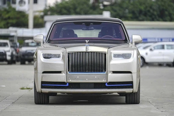 Rolls-Royce Phantom VIII vách ngăn chỉ 39 tỷ đã có chủ nhân