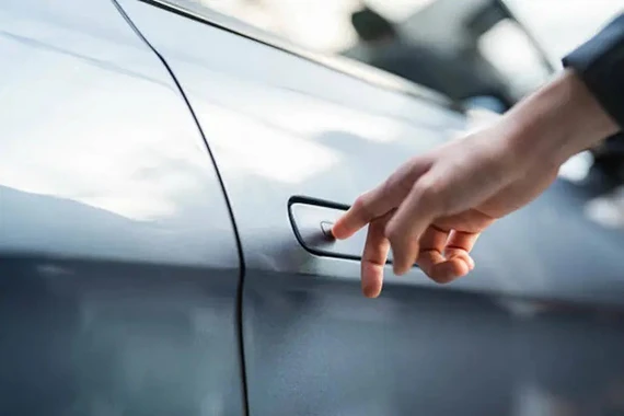 Tay nắm cửa ẩn trên ôtô đang đứng trên bờ "tuyệt chủng"