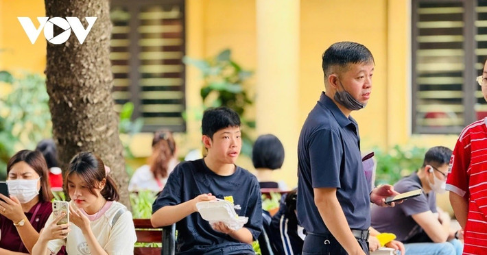 Một thí sinh tranh thủ ăn sáng trước khi bước vào kỳ thi quan trọng.