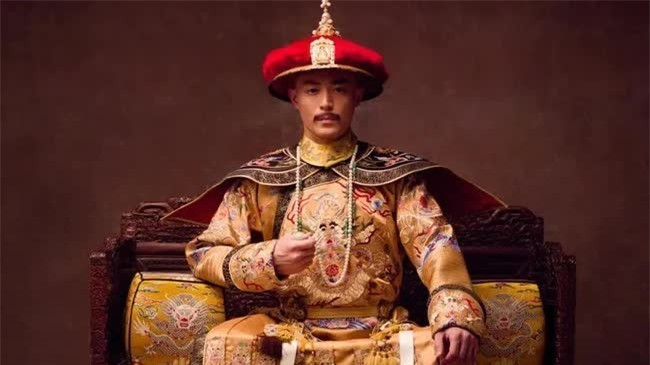 Không ít bài thơ của ông được ví như bài tập làm văn của học sinh tiểu học, trong đó nổi tiếng nhất là “Phi Tuyết” (Tuyết Bay) – một bài thơ đếm bông tuyết rơi với ngôn ngữ có phần quá đơn giản, thiếu hình ảnh và chiều sâu nghệ thuật. Bài thơ có nội dung như sau: “Nhất phiến, nhất phiến, hựu nhất phiến, Lưỡng phiến, tam phiến, tứ, ngũ phiến/Lục phiến, thất phiến, bát cửu phiến,/Phi nhập mai hoa đô bất kiến”.(“Một bông, một bông, lại một bông,/Hai bông, ba bông, bốn, năm bông/Sáu bông, bảy bông, tám, chín bông,/Tất cả đều bay vào đám lau sậy đang nở hoa và biến mất”.)