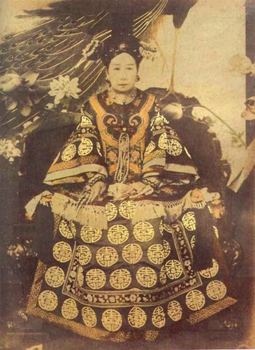Khi người bạn đồng hành của mình rời đi, anh ta không biết xấu hổ đã ngủ trên giường của Từ Hi trong một đêm. Điều đáng xấu hổ hơn nữa là anh ấy còn khắc một dòng chữ lên giường dòng chữ đại ý chứng minh là "đã từng ghé thăm qua đây".