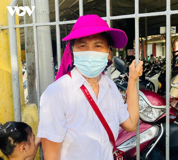 Bà Lê Thị Lan từ Hà Tĩnh ra đưa cháu đi thi giữa cái nắng 40 độ. Bà Lan cho biết đêm qua nằm ngủ thấp thỏm nên sáng nay 2 bà cháu dậy từ 4h sáng chuẩn bị. Bà Lan chia sẻ: "Không tìm được khách sạn để nghỉ trưa nên nên hai bà cháu tính tìm tạm một quán ăn có điều hòa ngồi nghỉ mấy tiếng, chờ cháu thi xong vòng buổi chiều. Ở cái tuổi 69 như tôi, đi lại xa thế này cũng mệt, nhưng vì tương lai của cháu thì vất vả mấy cũng chịu được".