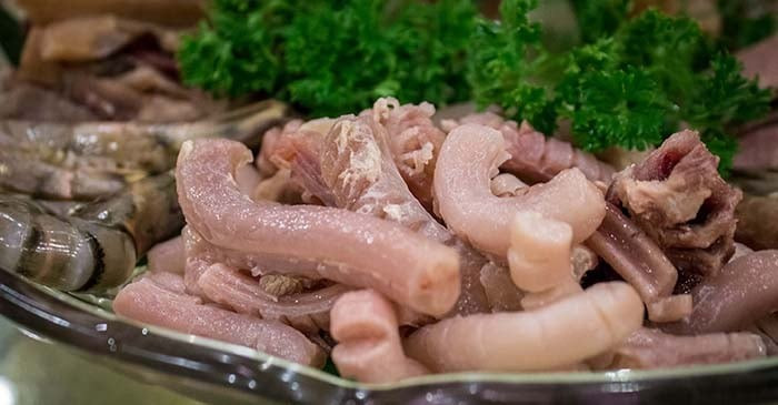 3. Dương vật lợn: Hoàng đế Càn Long chỉ sử dụng loại lợn sống ở vùng quê ngoại thành, lợn khoảng 6 – 7 tháng, nặng 70kg được giết mổ ngay trong ngày và nấu luôn trong đêm hôm đó. Sau khi lợn bị cắt tiết, cơ quan sinh sản của lợn đực và nội tiết tố về cơ bản đã mất đi tác dụng. Tuy nhiên, dương vật lợn vẫn được xem là món ăn tốt cho sinh lý nam giới.