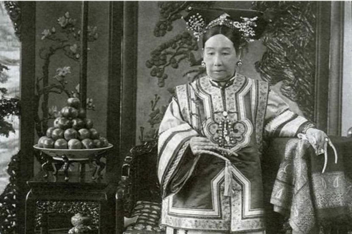 Bản thân Từ Hi Thái hậu nghe xong cũng biết, chắc chắn nội dung thực sự của câu chữ này quá xúc phạm người nghe, nhưng chẳng ai dám dũng cảm đứng ra nói sự thật, cho nên bà cũng chỉ đành nhẫn nhịn cho qua, cũng không xử người phiên dịch kia.