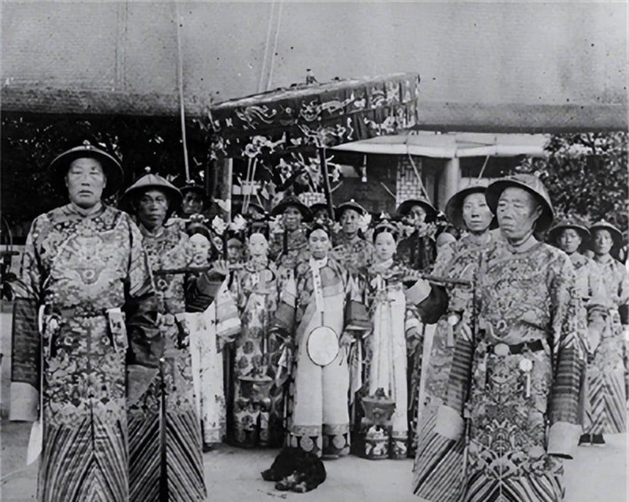Sau khi Bắc Kinh bị chiếm đóng, hai bên cuối cùng đã ngồi lại đàm phán. Từ Hi Thái hậu đã hoàn toàn sợ hãi trước lực lượng liên minh và chịu nhượng bộ. Cuối cùng, chính quyền nhà Thanh đã ký "Hiệp ước Tân Sửu" với các cường quốc.