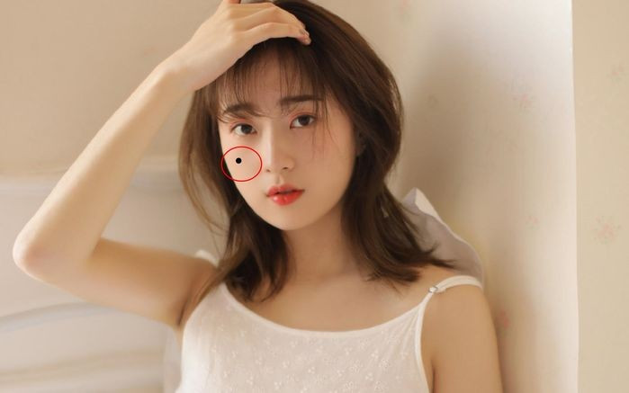 Nhưng nốt ruồi này không được quá to mà phải tròn trịa thì mới có sức phát triển sự nghiệp, nốt ruồi này còn được gọi là nốt ruồi quý nhân, người có nốt ruồi này thường có quý nhân giúp đỡ trong sự nghiệp, họ dễ được lãnh đạo đánh giá cao và đề bạt, để thành công trong kinh doanh!