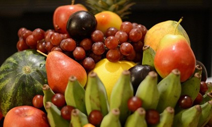 Việc chọn đúng loại trái cây phù hợp và sắp xếp chúng một cách hài hòa không chỉ giúp bàn thờ thêm trang trọng mà còn góp phần "kích hoạt" vận may cho gia chủ. Dưới đây là 7 loại quả thường được ưu ái lựa chọn để trưng lên bàn thờ.