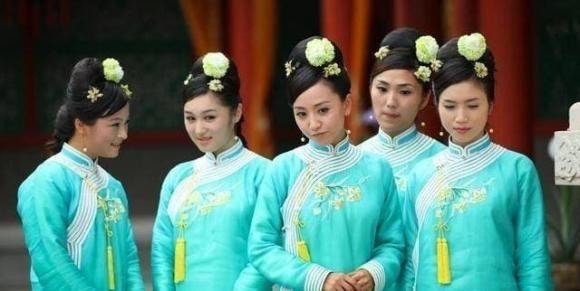 Một số người còn bị bắt nạt bởi những cung nữ khác, bị chủ nhân đánh đạp, mắng mỏ. Suy cho cùng, họ là nhóm người thấp nhất trong cung, cuộc sống rất khó khăn, không chỉ phải làm công việc hàng ngày mà còn phải phục vụ tốt mọi người. Có như vậy mới hi vọng tới một ngày được đổi đời.