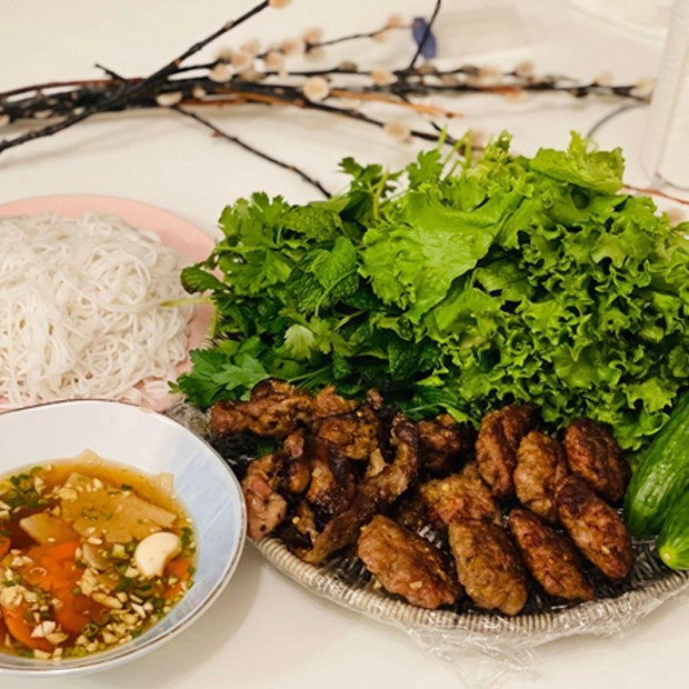 9. Bún chả: Trước khi được cựu Tổng thống Mỹ Barack Obama nếm thử cùng với đầu bếp Anthony Bourdain, bún chả đã là một món ăn đặc sản nổi tiếng của Hà Nội. Món này bao gồm 2 thành phần chính là bún được làm từ bột gạo, ăn kèm với chả là những miếng thịt nướng và chả băm viên được làm từ thịt heo, thường là thịt ba chỉ và thịt nạc vai, được ướp gia vị thơm ngon và nướng trên than hồng.