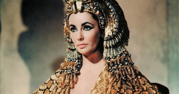 Nữ hoàng Cleopatra là một trong những người phụ nữ nổi tiếng nhất trong lịch sử nhân loại. Ngoài tài năng lãnh đạo bẩm sinh, bà còn là một nữ vương với vẻ đẹp mê hồn và sự thông thái đặc biệt. Để có được điều này, Cleopatra đã nghĩ ra nhiều cách, trong đó có bí quyết làm đẹp trẻ mãi không già.
