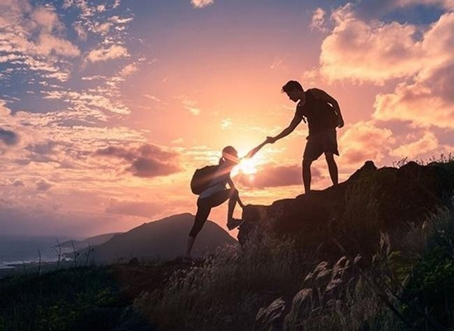 1. Giúp đỡ quá dễ dàng, người khác lại không trân trọng. Sự cho đi là một nghệ thuật. Khi lòng tốt trở nên quá dễ tiếp cận, người ta thường mất đi sự biết ơn. Một nghịch lý phổ biến của bản chất con người: điều càng khó có được lại càng được quý trọng; còn sự hào phóng luôn sẵn sàng lại dễ bị xem là điều hiển nhiên. Giữ khoảng cách và ranh giới phù hợp chính là cách giúp thiện ý được tôn trọng đúng mực.