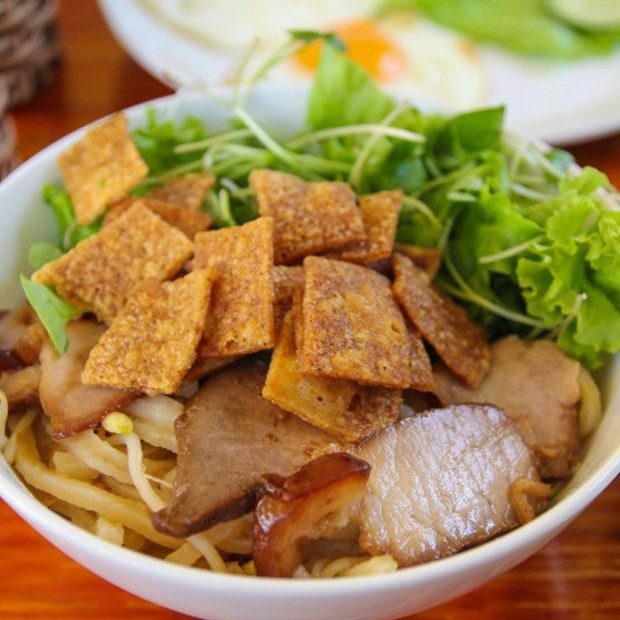 Cao lầu thường được ăn kèm với thịt heo xá xíu, rau sống và nước dùng đậm đà, tạo nên sự hòa quyện tuyệt vời trong hương vị. Sự kết hợp giữa các nguyên liệu tươi ngon và cách trình bày đẹp mắt khiến cao lầu trở thành một trải nghiệm ẩm thực không thể bỏ qua khi đến Hội An.