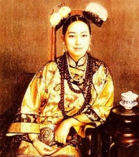 Phổ Nghi khi ấy tuổi còn quá nhỏ nên dễ bề thao túng, điều khiển - vô cùng phù hợp với suy nghĩ của Từ Hi.