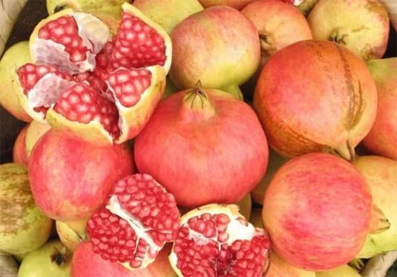 Ngoài ra, sắc đỏ tươi tắn của lựu giúp không gian thờ cúng thêm nổi bật, bắt mắt. Gia đình nào mong cầu làm ăn phát đạt, buôn bán hanh thông thì càng nên chọn lựu trong mâm cúng Thần Tài.