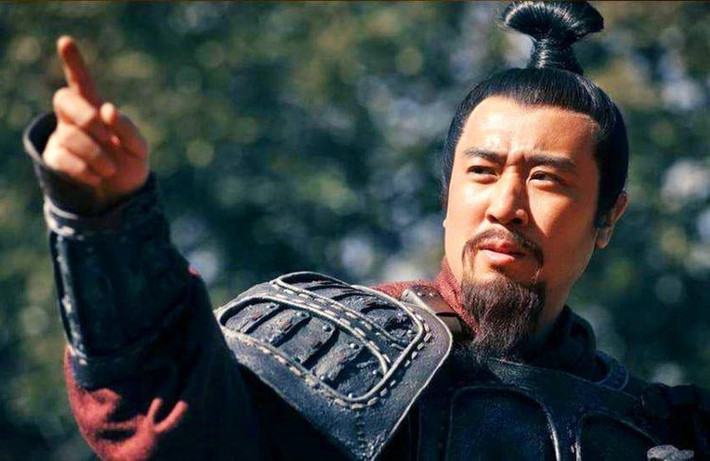 Dù có danh nghĩa hoàng tộc nhà Hán và hình ảnh “ngọn cờ nhân nghĩa”, nhưng thực tế, Lưu Bị chưa chắc nhìn người giỏi hơn Tào Tháo, lại không đủ bản lĩnh giữ vững nội bộ Thục Hán.