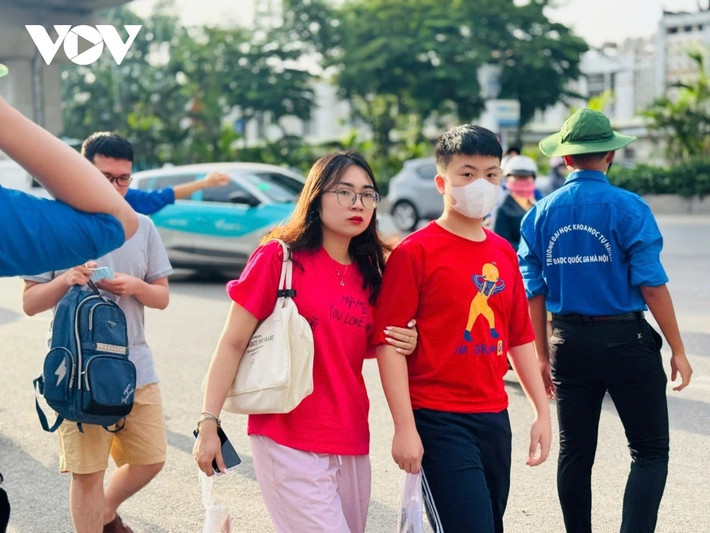 Đồng hành cùng các sĩ tử trong ngày vượt "vũ môn" là sự cổ vũ từ các bậc phụ huynh. Cha mẹ đã đưa con đến điểm thi sớm để kịp giờ vào thi.