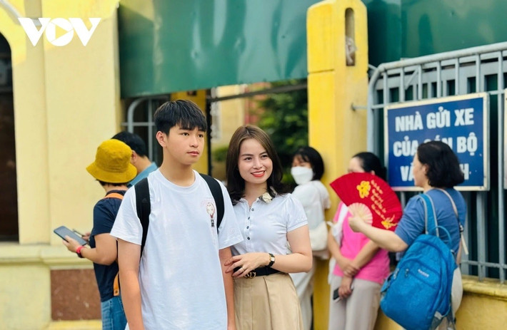 Nhìn vào số liệu trên, nhiều phụ huynh và học sinh nhận xét, tỷ lệ chọi vào trường chuyên Khoa học tự nhiên luôn ổn định và ở mức không quá cao nhưng chất lượng dự tuyển của trường lại rất cao; mức độ đề thi cũng có tính phân hóa mạnh.