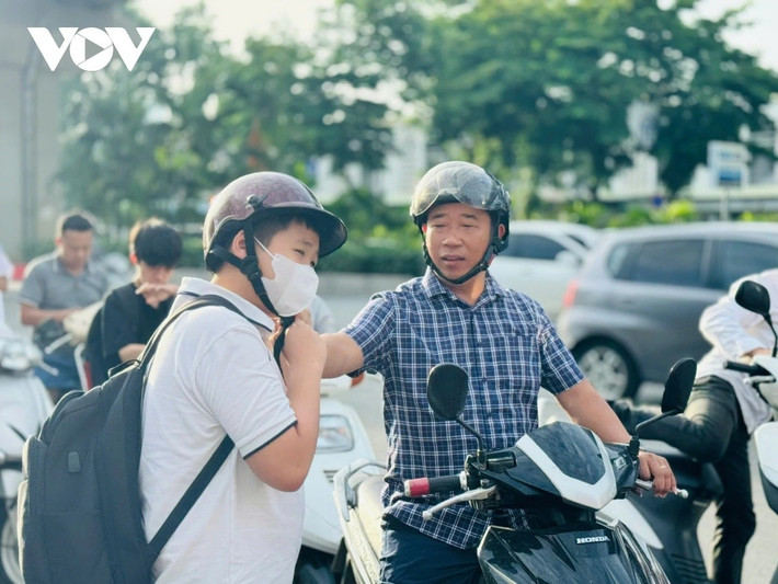 Năm nay trường tuyển 525 học sinh, tương đương chỉ tiêu năm ngoái. Mỗi lớp chuyên toán, tin học, vật lý, hóa học, sinh học đều tuyển 105 em. Như vậy, tỷ lệ chọi trung bình của trường khoảng 1 chọi 6; trong đó chuyên tin có số lượng hồ sơ dự tuyển cao nhất (855, gồm cả thi môn chuyên là toán và tin). Khối chuyên toán có hồ sơ dự tuyển cao thứ 2 (603); tiếp đến là chuyên hóa (593), chuyên lý (537), chuyên sinh (412).
