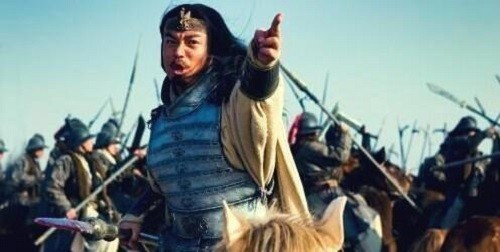 Khi Lưu Bị bại trận rút lui, Trần Đáo, thống lĩnh Bạch Nhị binh, đã chỉ huy vài trăm binh sĩ tinh nhuệ chặn hậu. Họ đã dùng vài trăm cây giáo chống đỡ sự truy đuổi của quân Ngô, chặn đứng bước tiến của quân tinh nhuệ. Quân Ngô ào ạt tấn công Bạch Nhị binh như sóng vỗ bờ. Họ nghĩ rằng chỉ vài trăm Bạch Nhị binh thì có đáng gì, giết dễ như giết kiến. Dù có phải đổi mười lấy một thì cũng có thể tiêu diệt toàn bộ. Nhưng họ đã nhầm.
