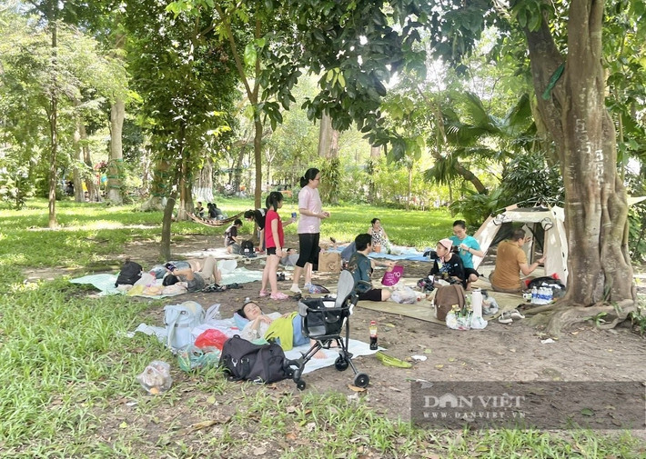 Đến giữa trưa, thời tiết nóng bức khiến nhiều trẻ nhỏ và cả người lớn cũng bơ phờ.