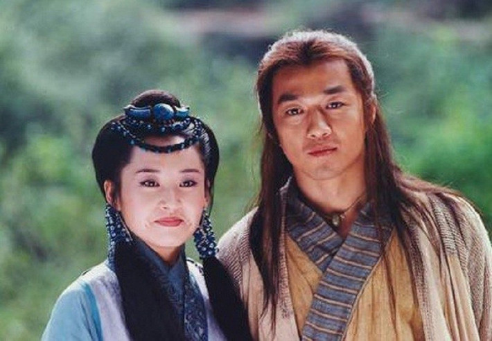 Dù võ công chênh lệch, họ là minh chứng cho tình yêu bất chấp. Quỳ Hoa Bảo Điển bị xem là tà công không ai dám kế thừa. Lệnh Hồ chỉ giỏi kiếm, Nhậm Doanh Doanh lại tinh thông đa dạng.Cặp đôi này không mạnh nhất, nhưng lại “ngầu” và ăn ý bậc nhất.