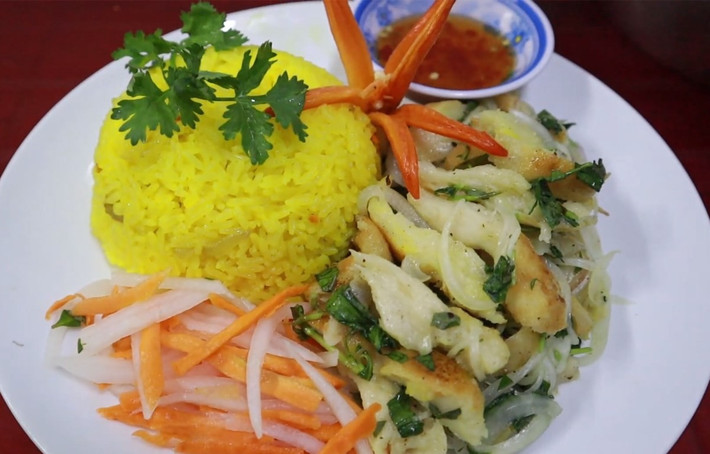 Thịt gà ta, thường là gà ta thả vườn, được luộc chín tới, xé nhỏ hoặc thái miếng, sau đó ăn kèm với cơm, gỏi đu đủ, rau sống và các loại gia vị, đặc biệt là nước mắm pha và ớt rim tỏi. Món ăn này mang đậm hương vị của phố cổ Hội An và được nhiều người yêu thích.