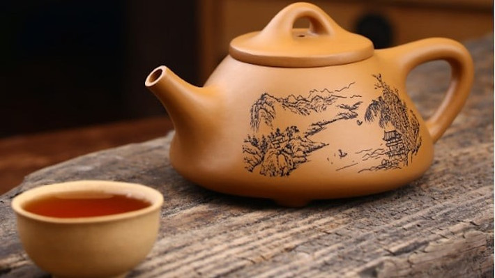 Hoàng đế Càn Long đặc biệt thích loại trà này, nó là một cống phẩm của hoàng gia. Thông thường, sau mỗi bữa ăn ông sẽ uống một chén trà. Ông tin rằng, loại trà này không chỉ có thơm ngon mà còn có tác dụng chữa bệnh.