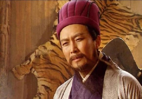7. Quyền lực vượt chuẩn mực thần tử Mặc dù bị giáng chức, Khổng Minh vẫn nắm toàn quyền. Việc ông tự hạ chức mình là điều chưa từng có, cho thấy tầm ảnh hưởng không thua gì Thiên tử.