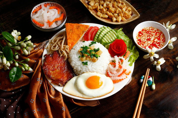 Món cơm tấm thường được ăn kèm với sườn nướng, chả trứng, hoặc thịt heo, cùng với dưa chuột, rau sống và nước mắm chua ngọt. Hương vị thơm ngon và sự đa dạng trong cách chế biến khiến cơm tấm trở thành lựa chọn lý tưởng không chỉ cho các du khách mà còn cho nhiều nhân viên văn phòng.