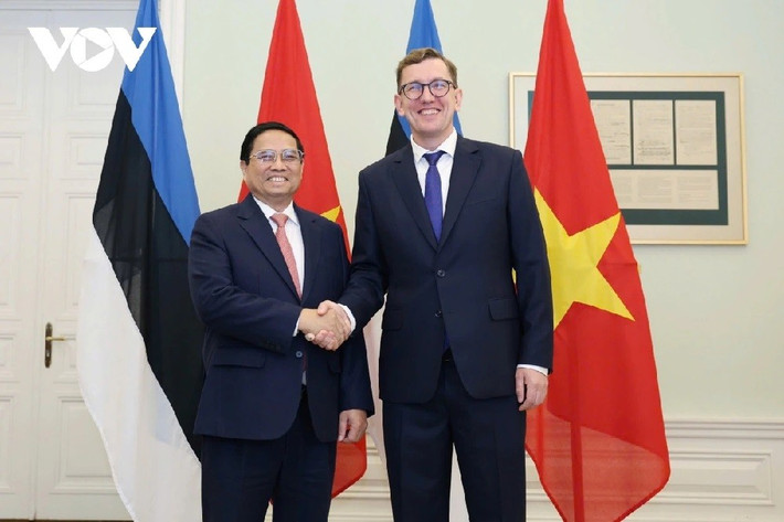 Trưa 6/6, Thủ tướng Phạm Minh Chính hội đàm với Thủ tướng Estonia Kristen Michal. Hai bên nhất trí tạo điều kiện cho doanh nghiệp hai nước đầu tư, kinh doanh tại hai nước. Thủ tướng Phạm Minh Chính mong muốn Estonia làm cầu nối giúp các mặt hàng xuất khẩu của Việt Nam tiếp cận sâu rộng hơn với thị trường Bắc Âu và EU. Thủ tướng Kristen Michal khẳng định Estonia mong muốn tăng cường hợp tác trên mọi lĩnh vực với Việt Nam cũng như sẵn sàng sát cánh cùng Việt Nam trong quá trình chuyển đổi số, đổi mới sáng tạo. toan canh chuyen tham chinh thuc estonia cua thu tuong pham minh chinh hinh anh 7